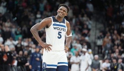 开云体育官网-换种方式助队赢球！爱德华兹各种被包夹 全场依然拿到21分6助2帽